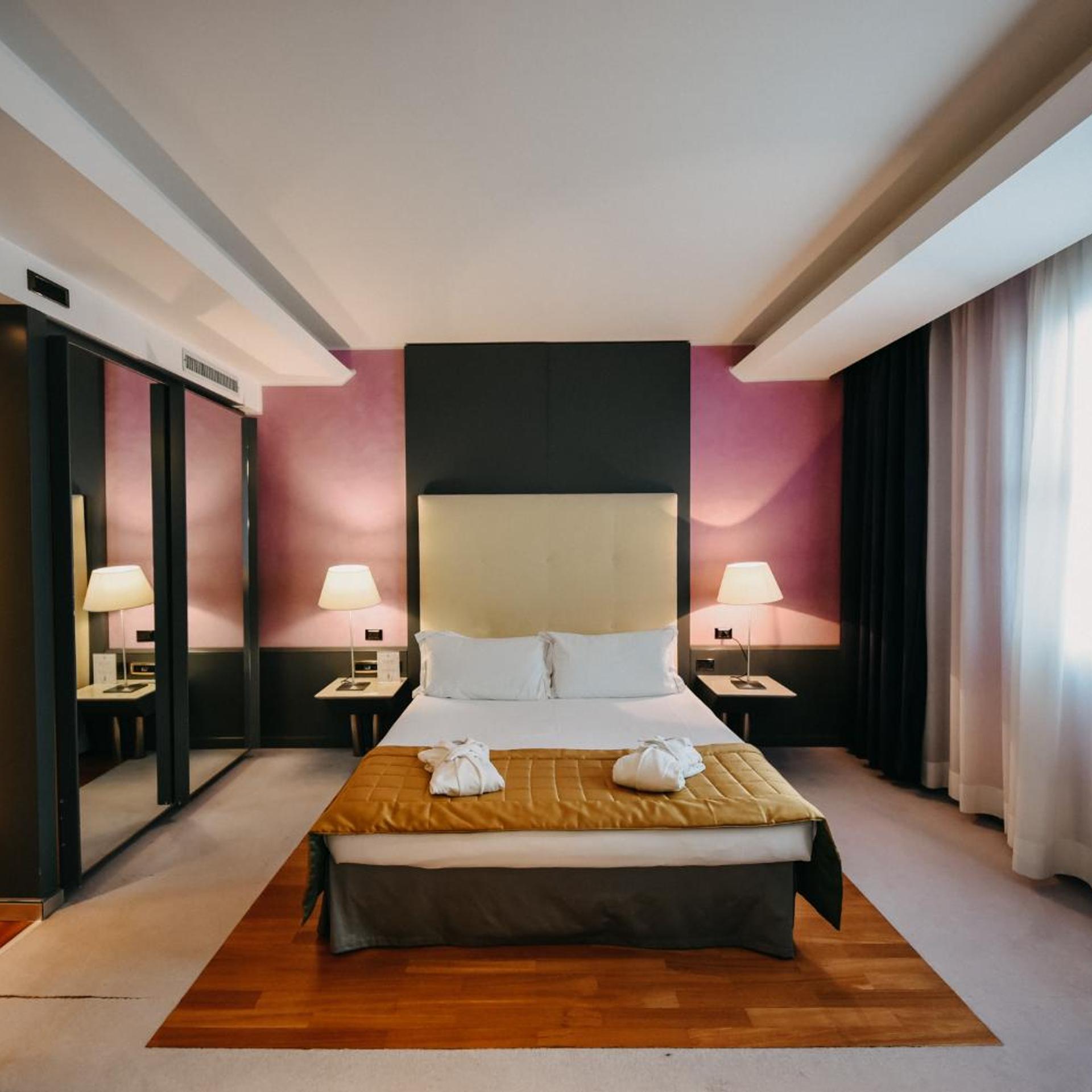 جناح جونيور، Hotel Antonella 2/10
