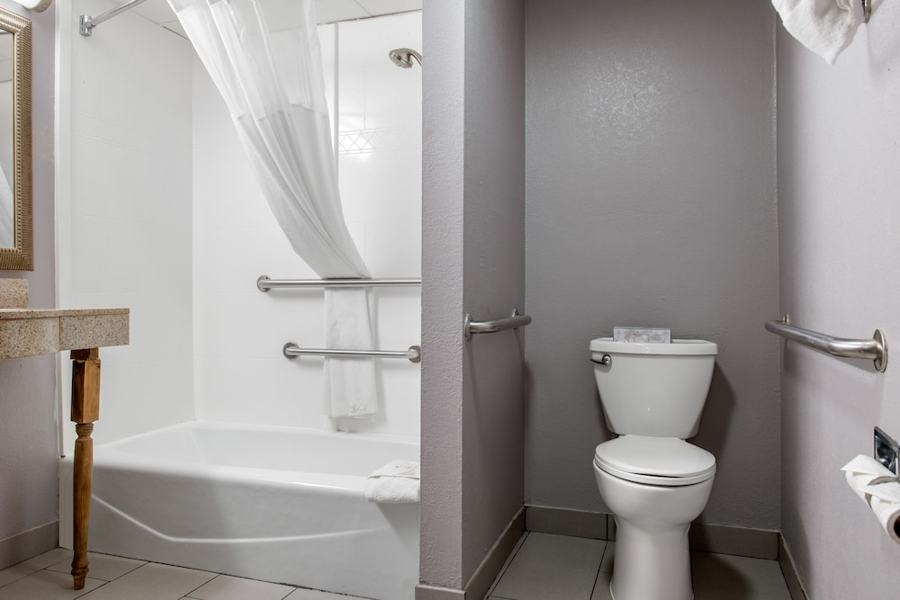 Quality Inn & Suites Bedford West IN 11/40