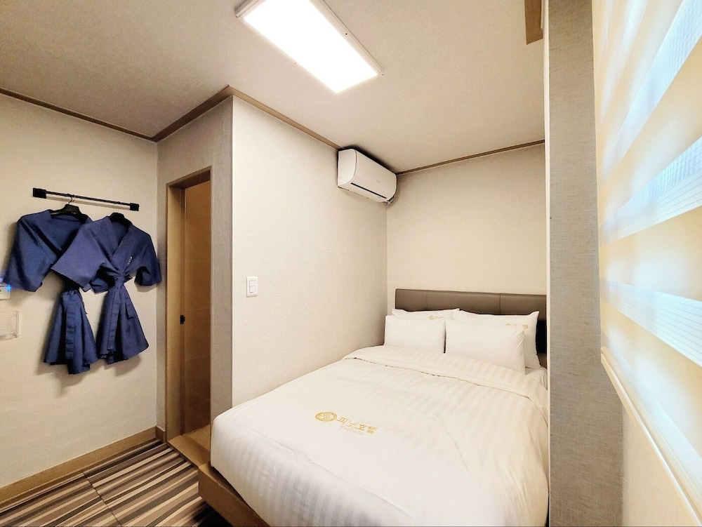 PEANUT HOTEL 26/61