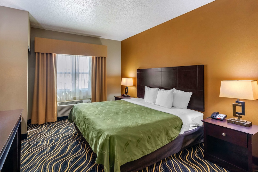 Quality Suites Addison-Dallas 19/42