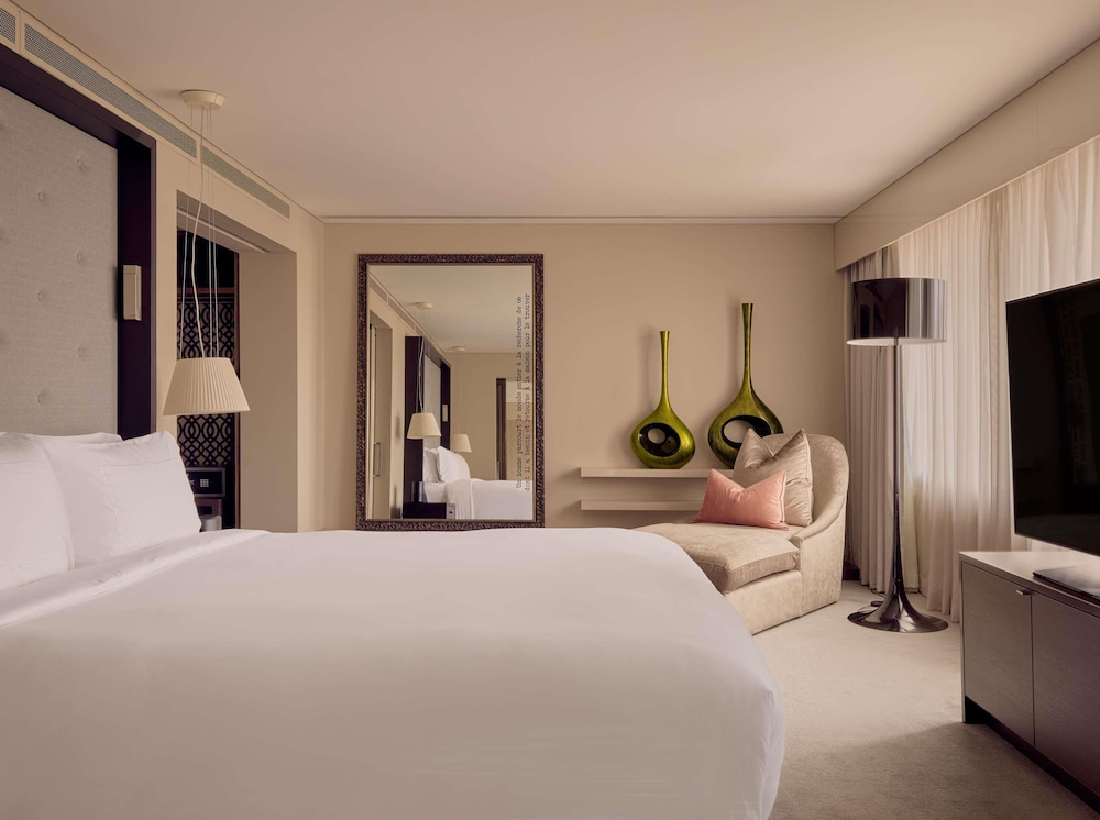 Opera, Suite, King Bed, City View, Living Area, High Floor