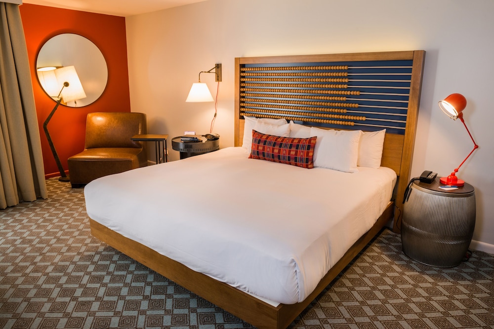 JUNIOR SUITE, KING BED, RESORT VIEW, SOFA, PATIO