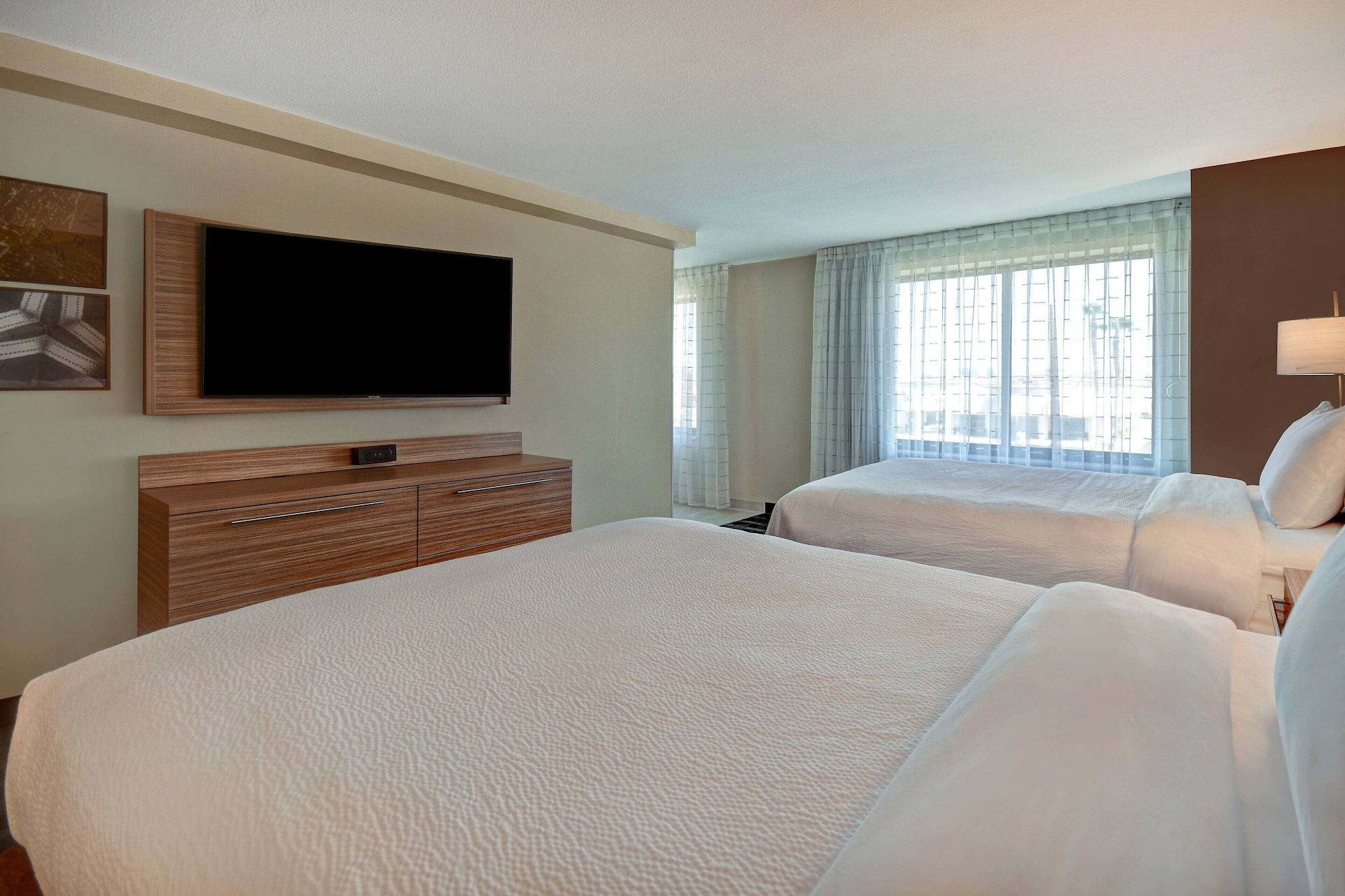 studio, 2 queen beds