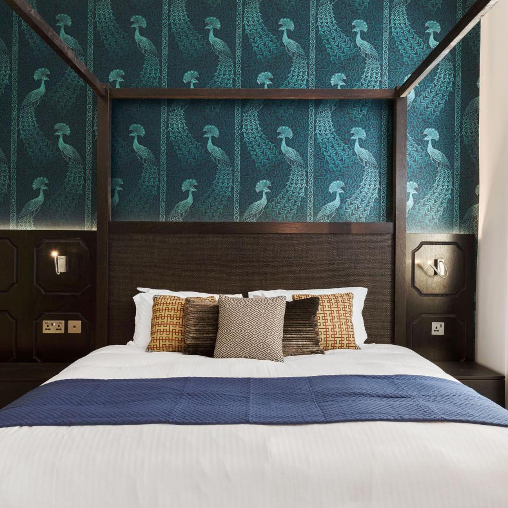 جناح، Commodore Hotel London 3/10