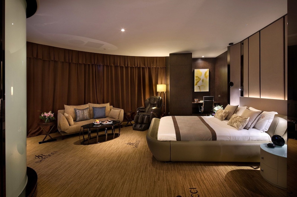 DeRUCCI Hotel 12/65