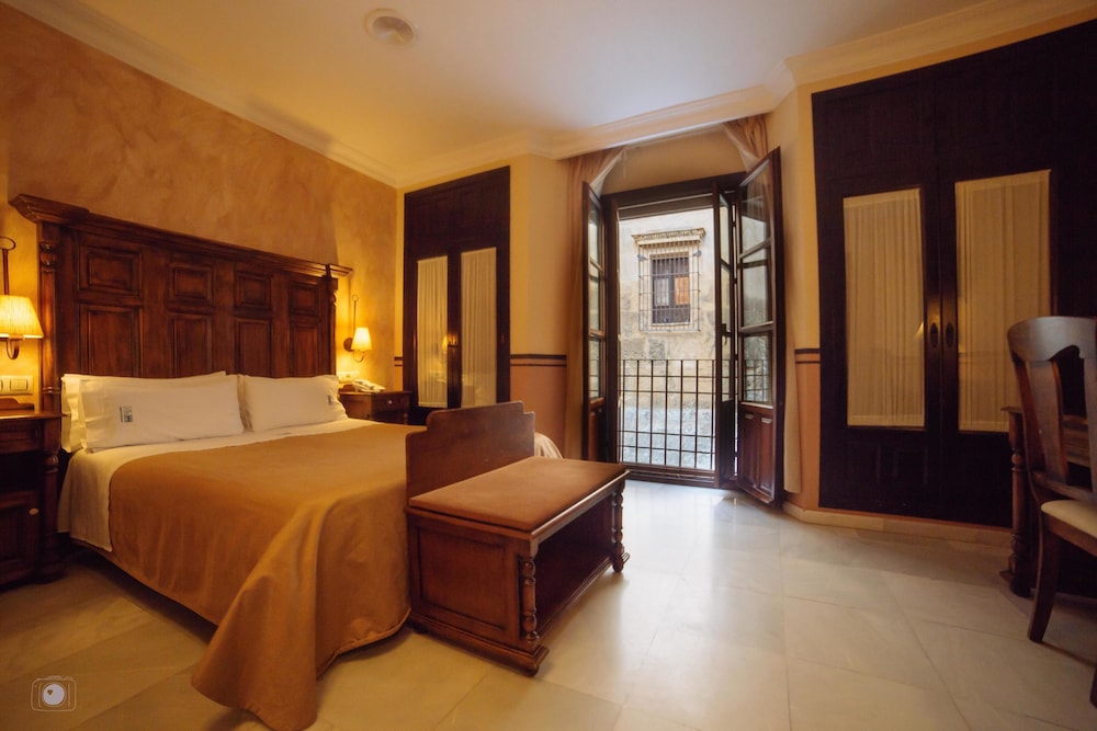ROOM, DOUBLE BED