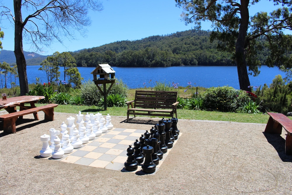 Tullah Lakeside Lodge 48/64