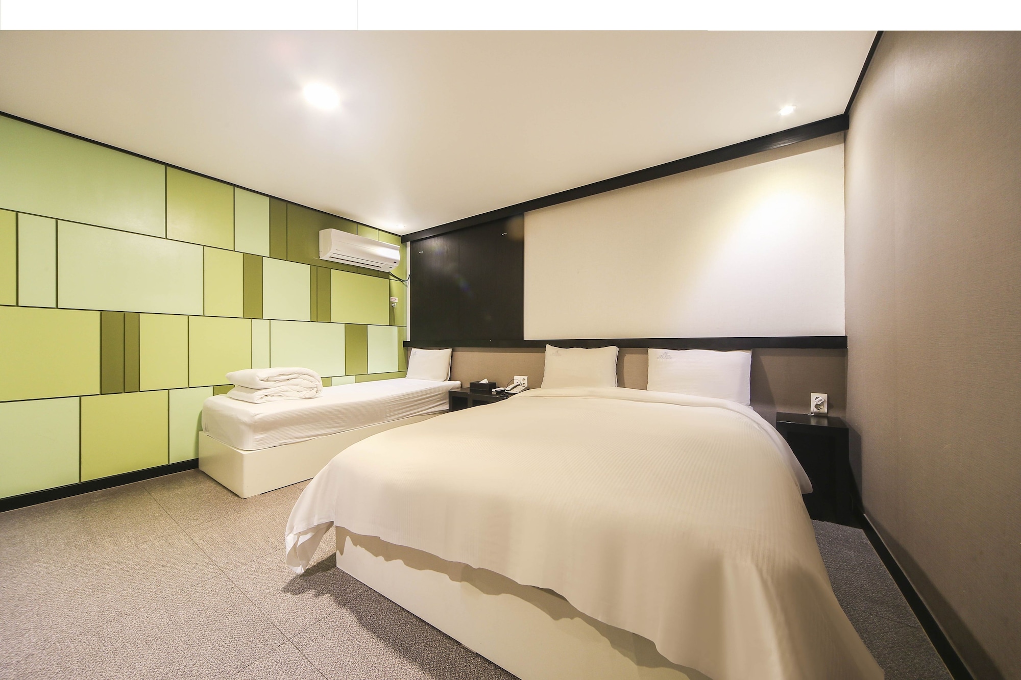 غرفة ديلوكس بسرير مزدوج وسرير فردي، Elysee Hotel 2/6