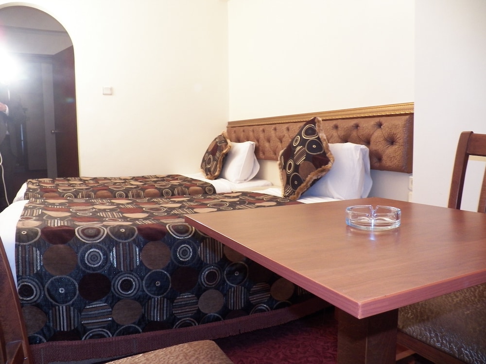 ROOM, DOUBLE BED