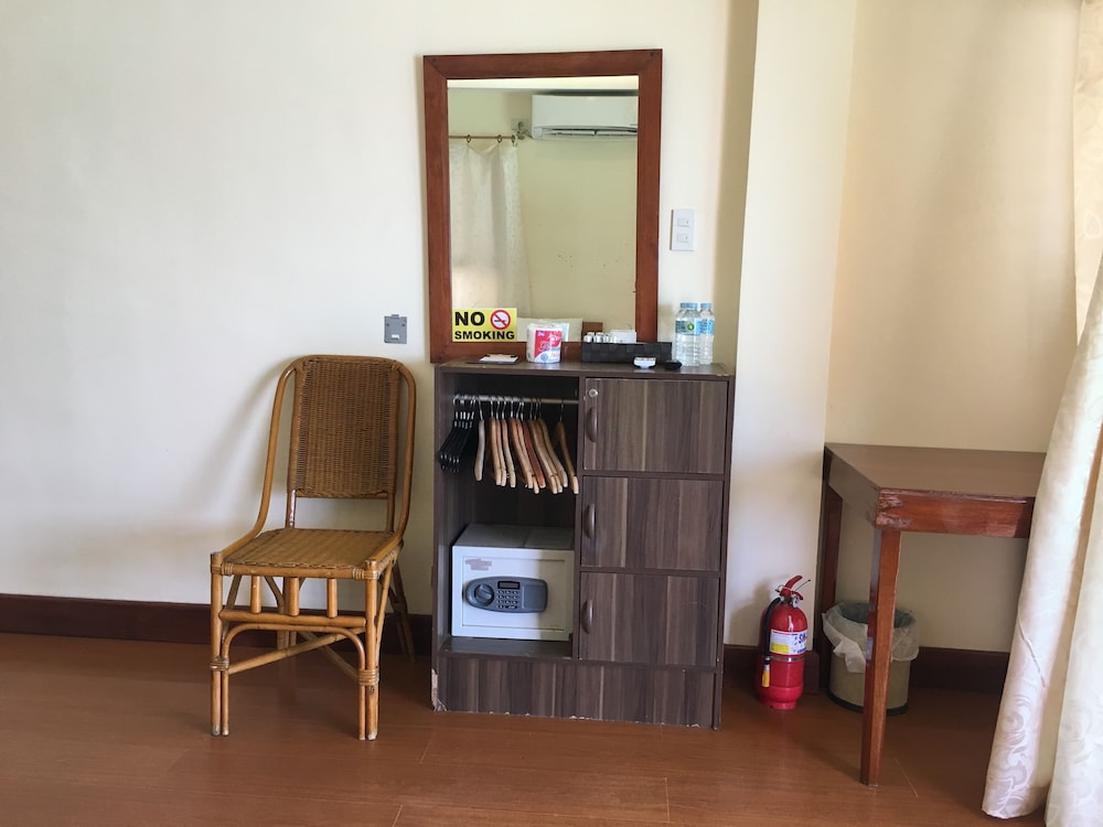 El Nido Beach Hotel 50/50