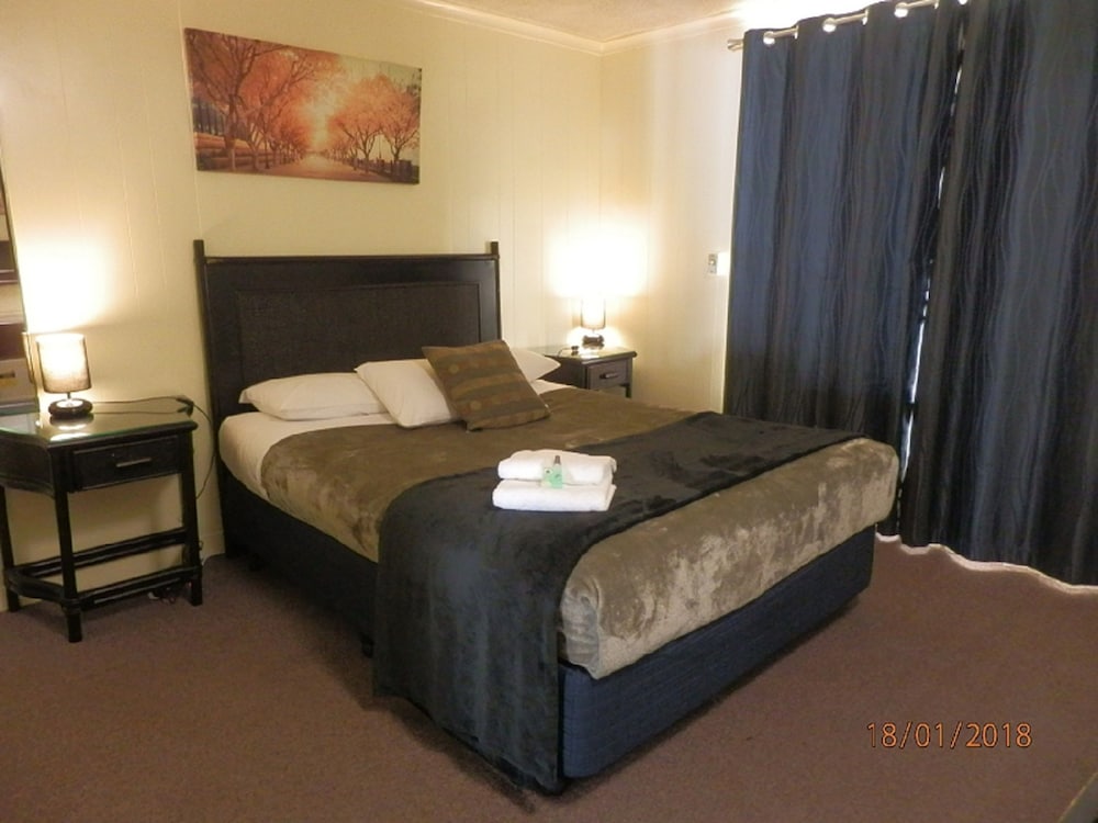 Flying Spur Motel 15/30