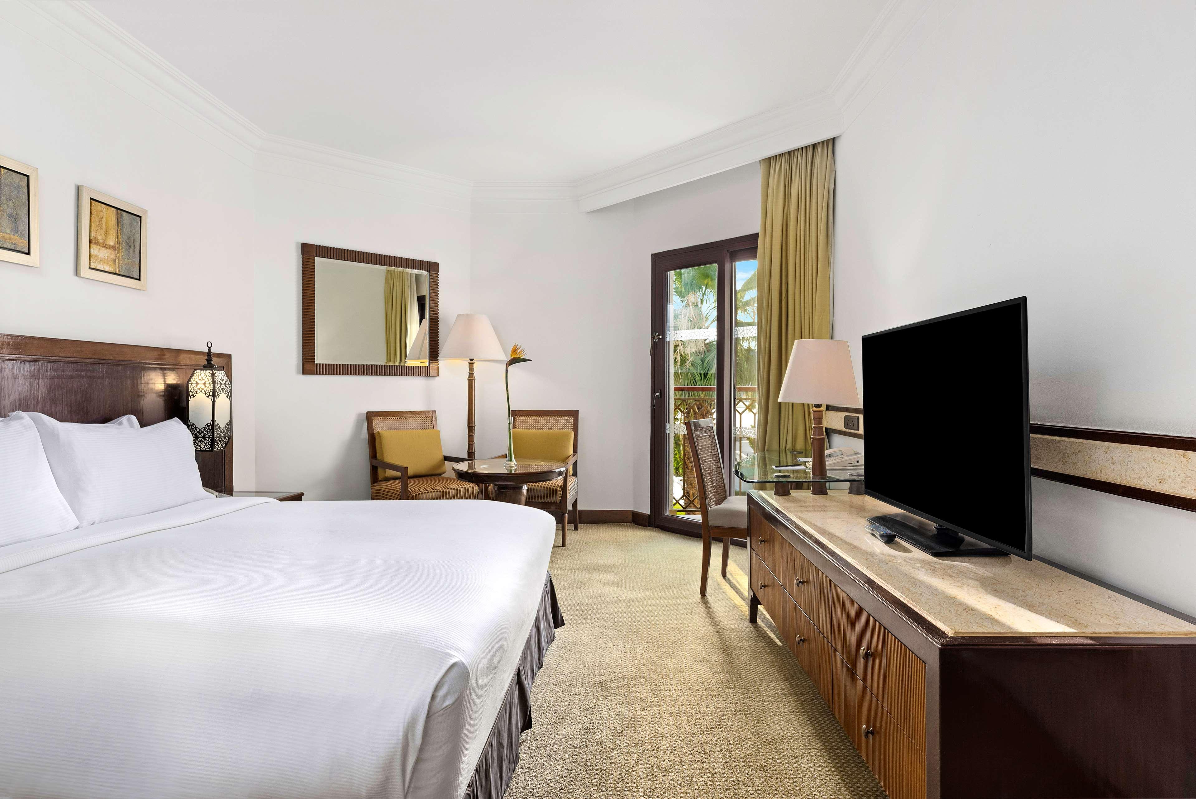 GUEST ROOM, KING BED, RIVER VIEW, LIVING AREA