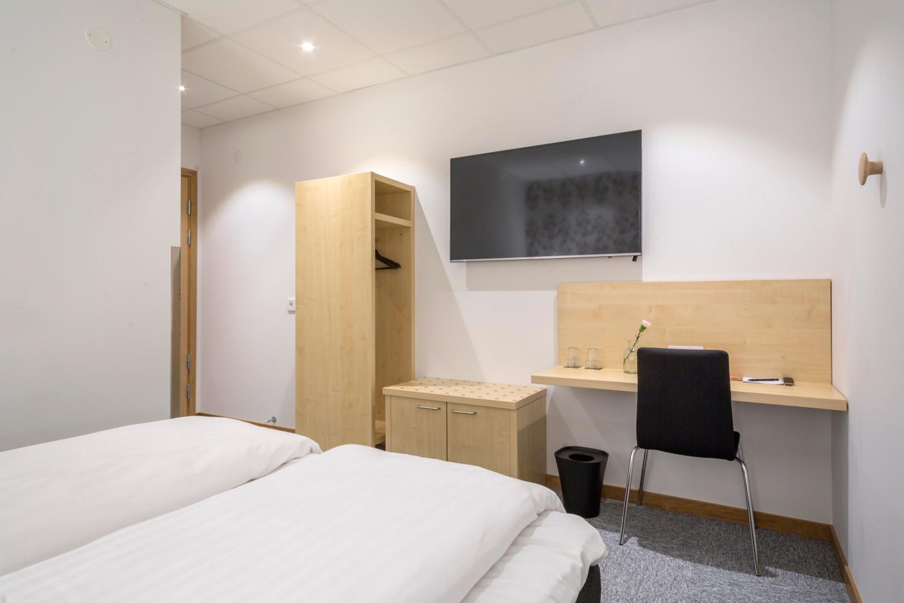 Room, Double or Twin Bed, No Window