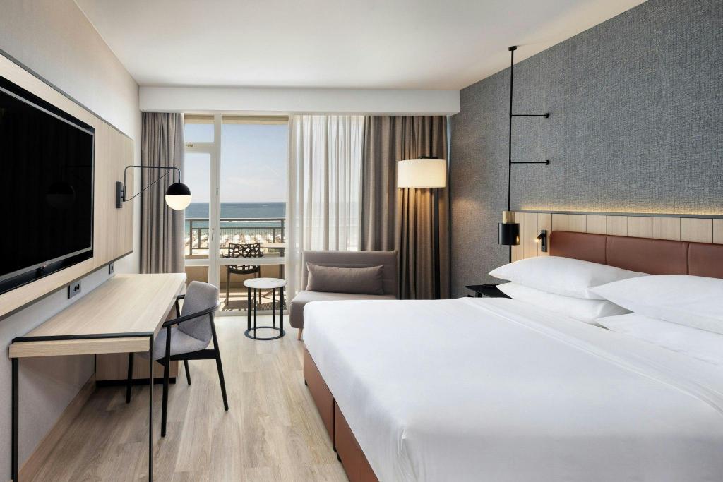 Guest Room, Deluxe, King Bed, Beach Front, Sea View, Balcony