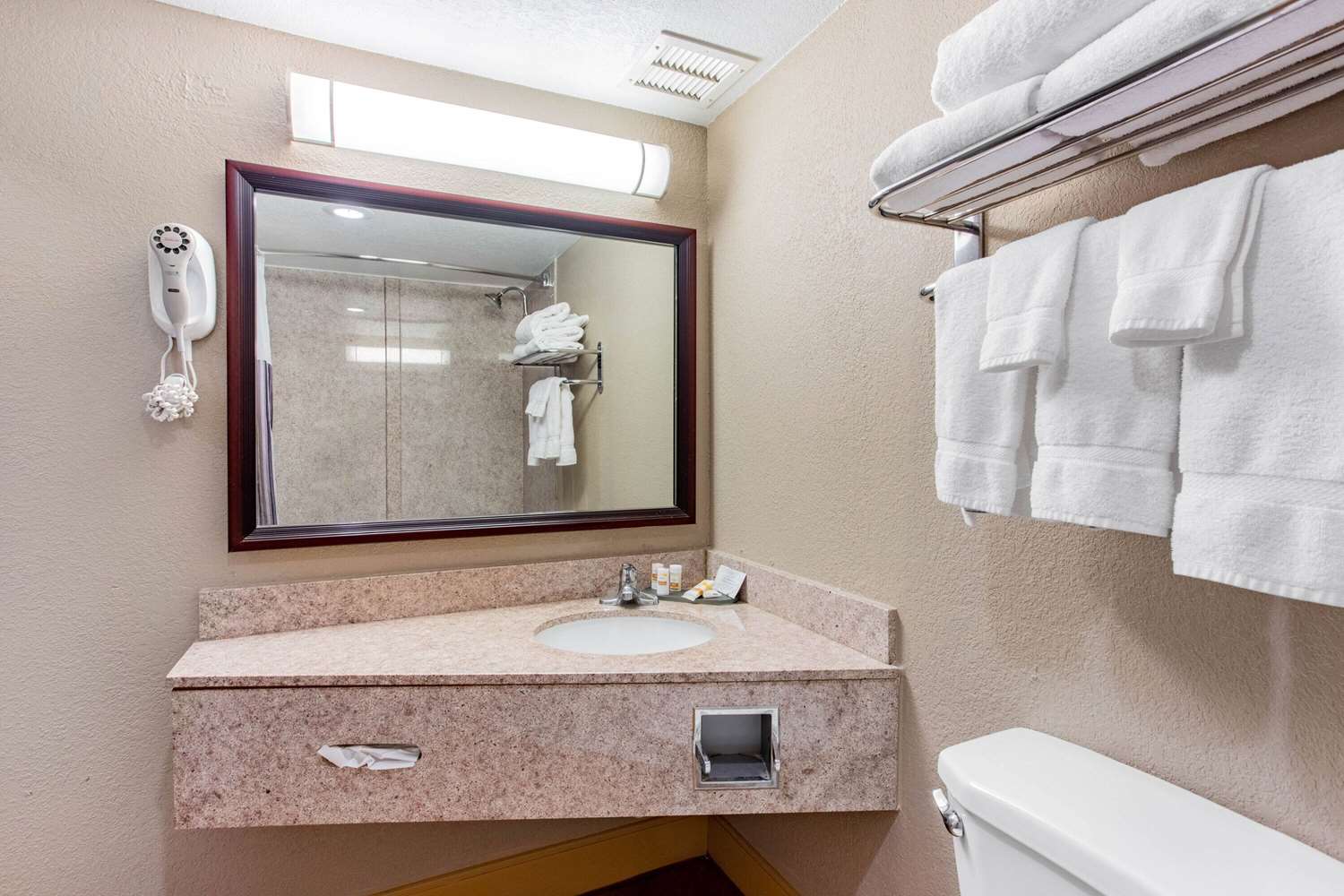La Quinta Inn & Suites by Wyndham Indianapolis South 44/46