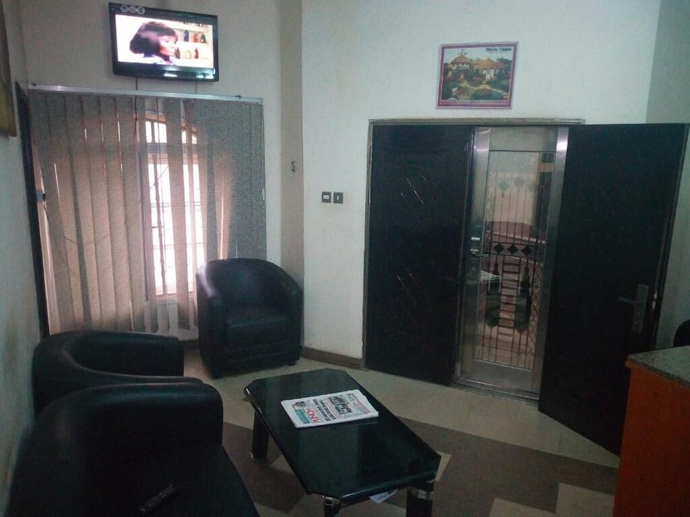 Bayse One Executive Suites And Bar 13/17