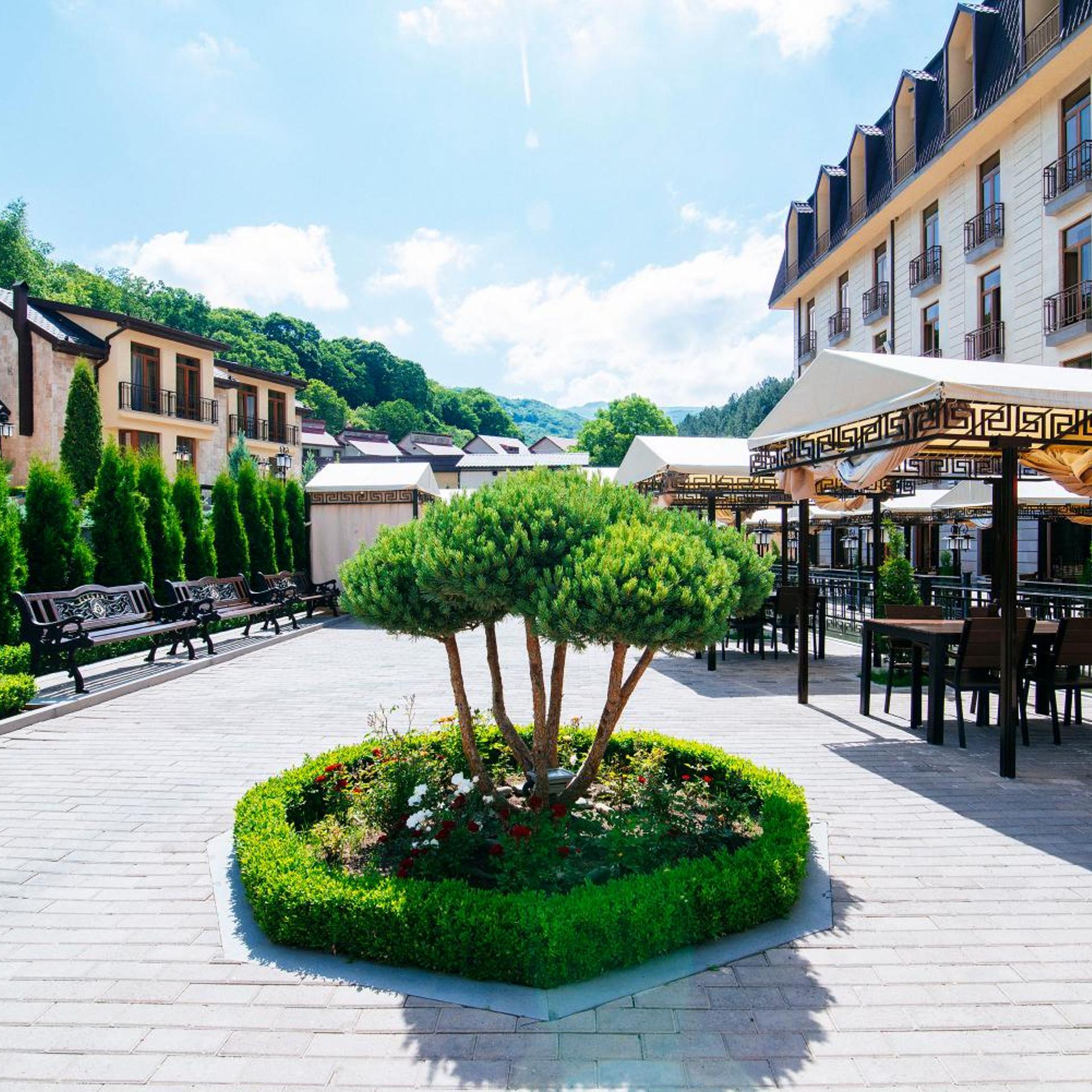 Elegant Hotel & Resort 54/60