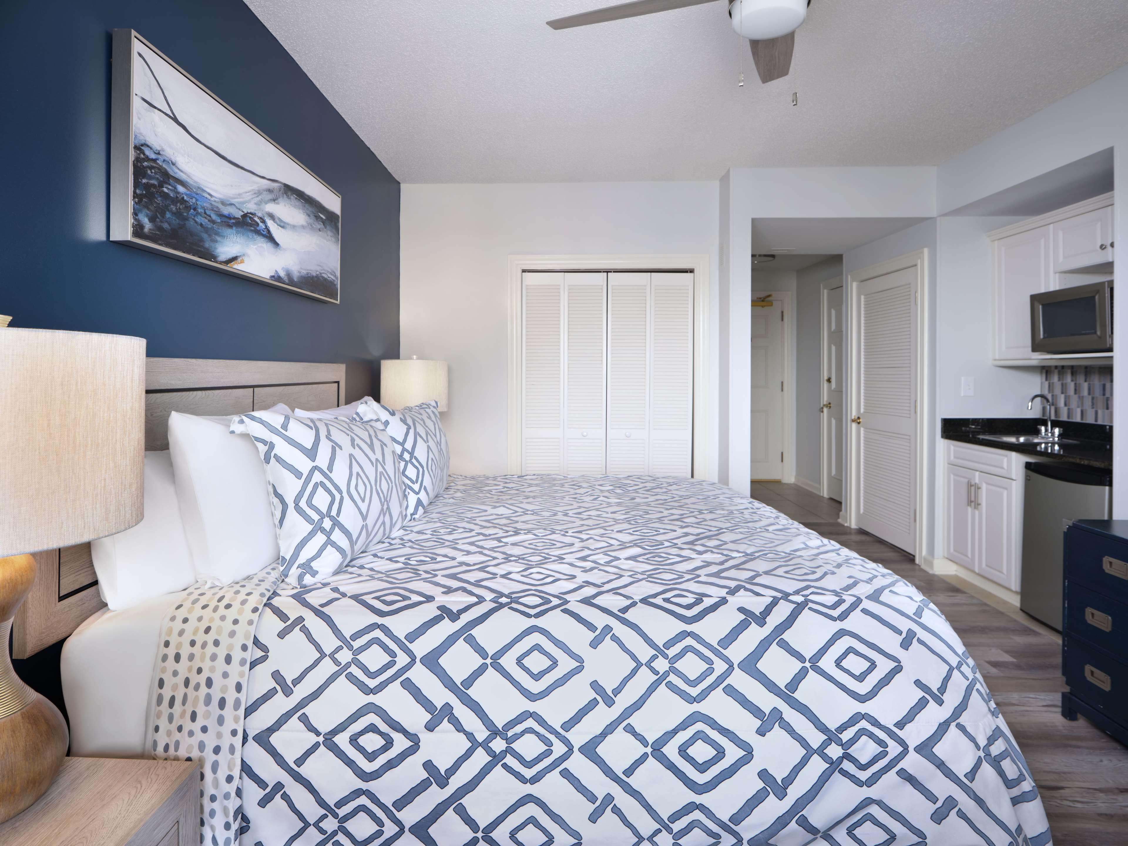 غرفة بسرير كينج بشرفة، Royale Palms Condominiums 2/3