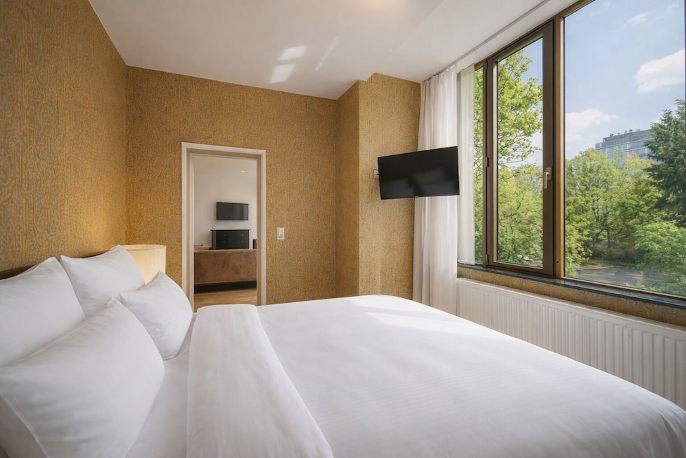 The Suite Hotel 12/59