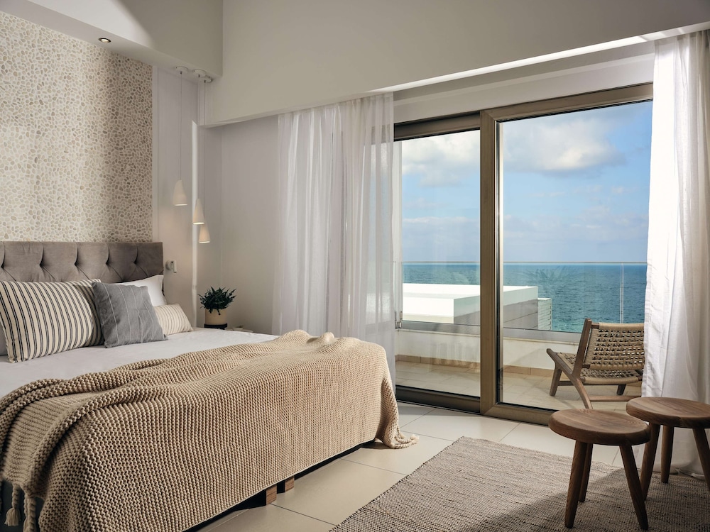 Superior, Queen Bed, Sea Front