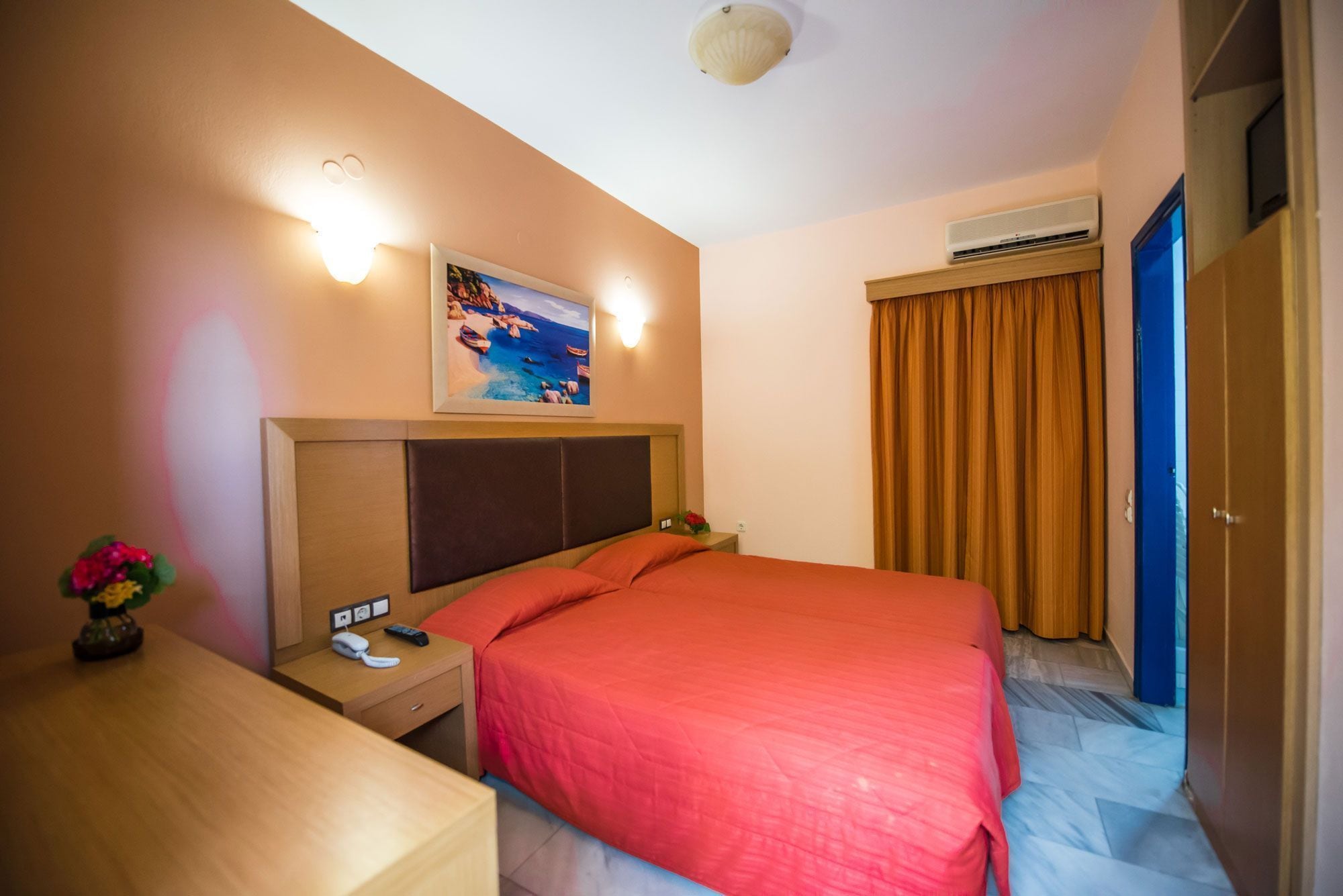 ROOM, DOUBLE OR TWIN BED