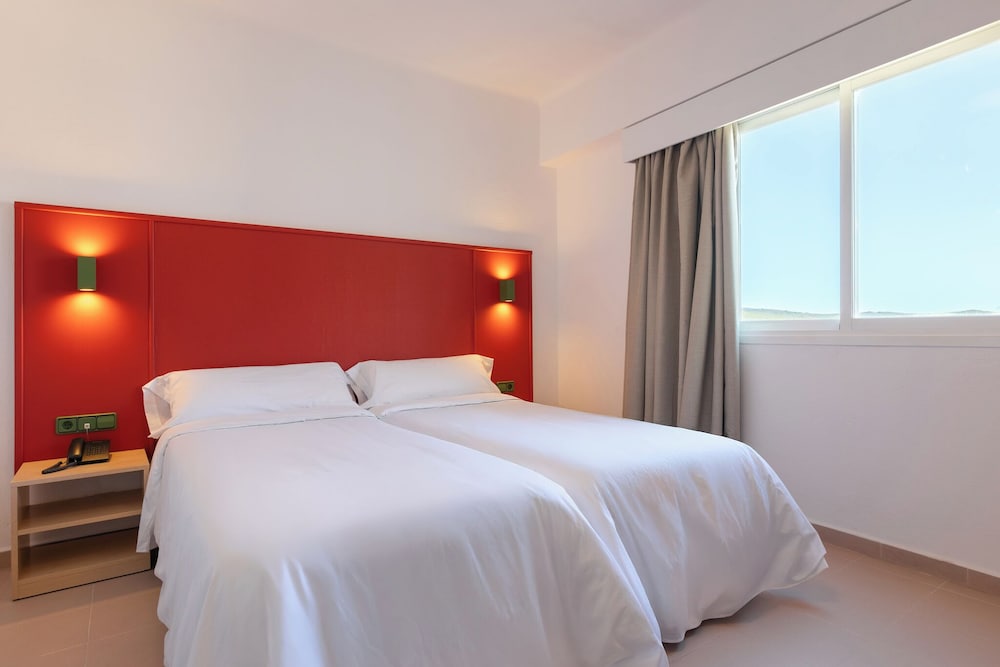 BASIC, TWIN BEDS, CITY VIEW