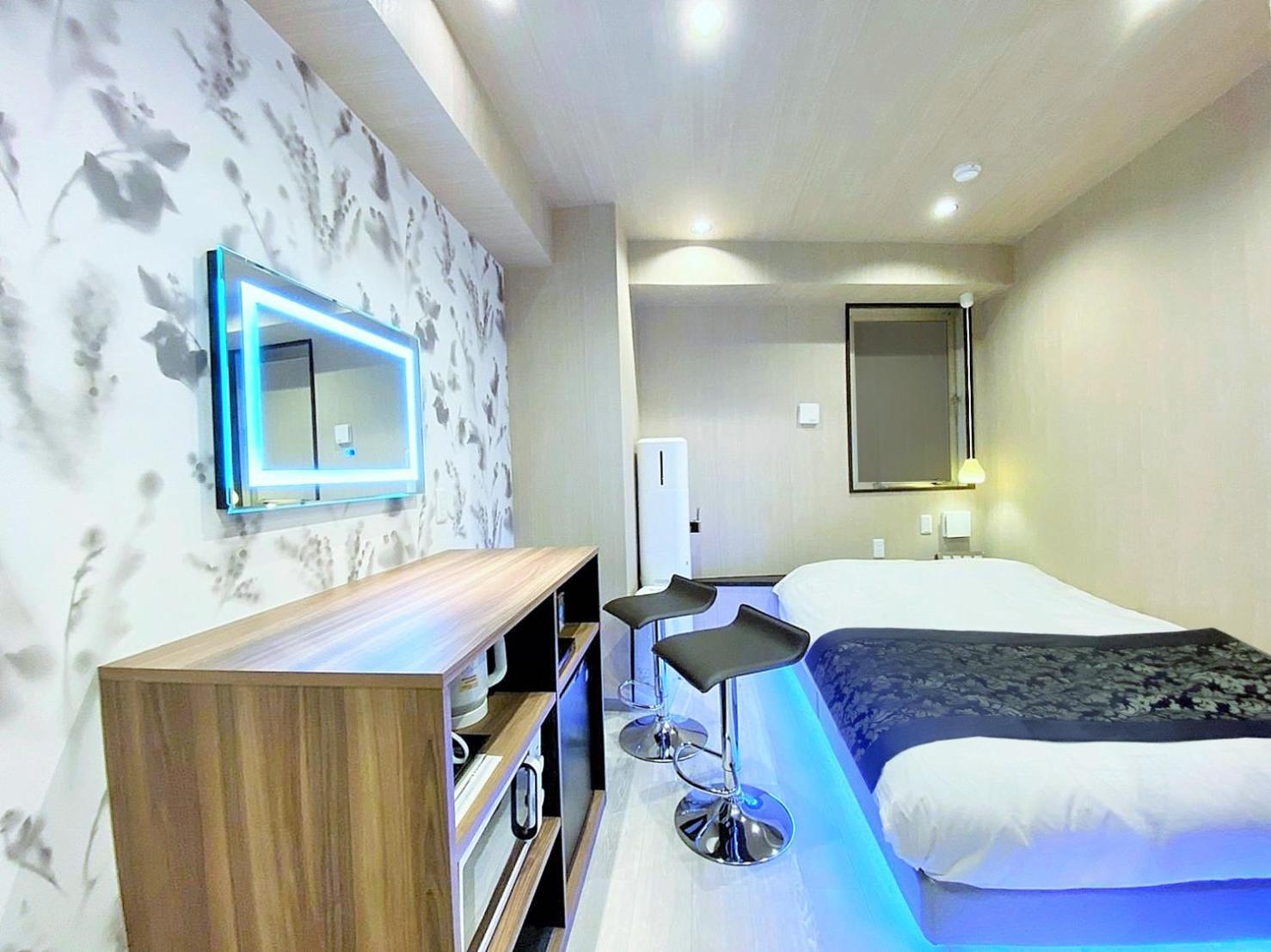 ROOM, DOUBLE BED
