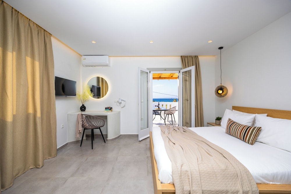 DELUXE, STUDIO, SUITE