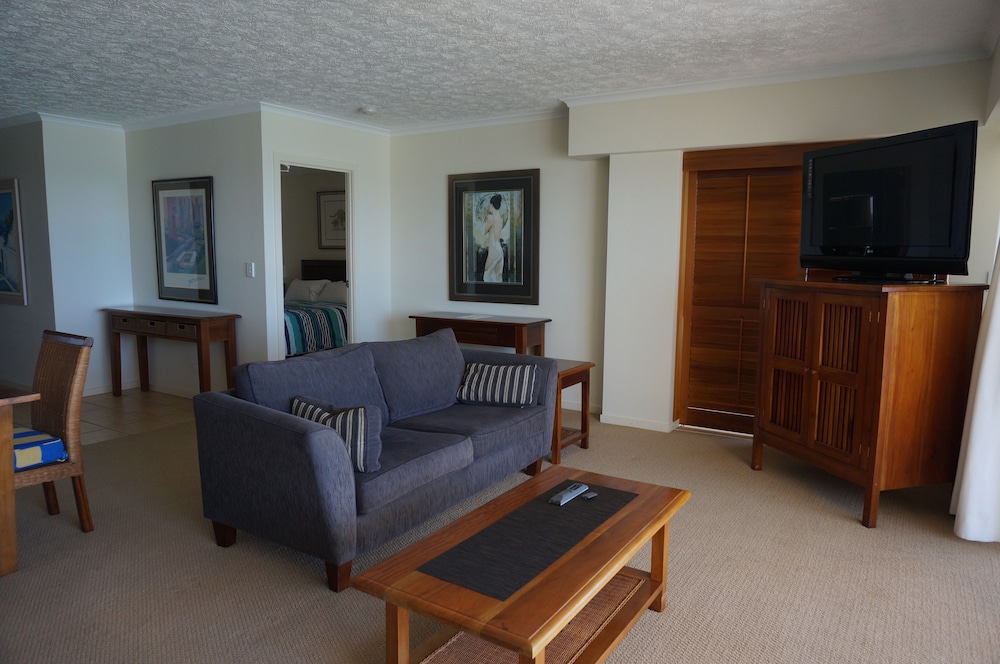 MOORINGS BEACH RESORT 36/77
