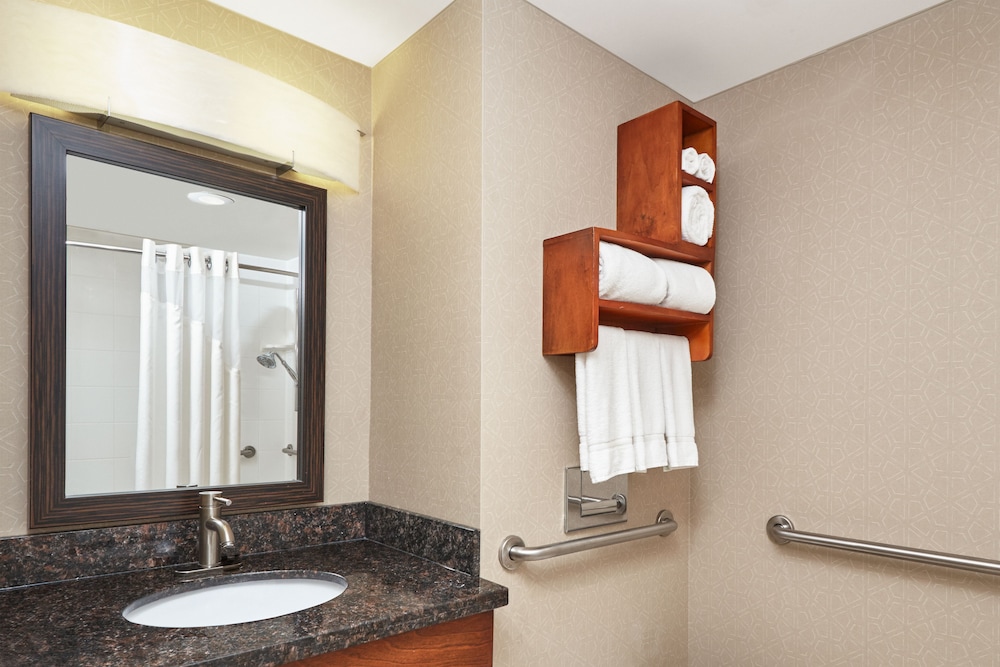 Holiday Inn Express Hampton Coliseum Central 26/80