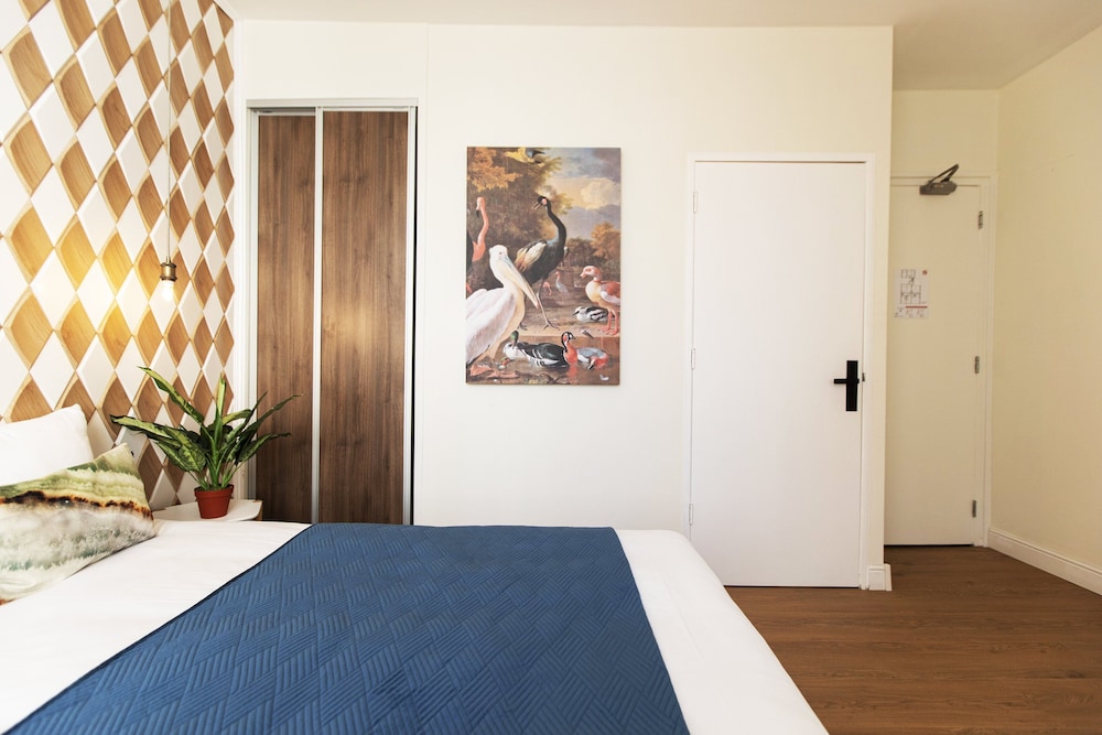 QUENTIN GOLDEN BEAR HOTEL 35/74