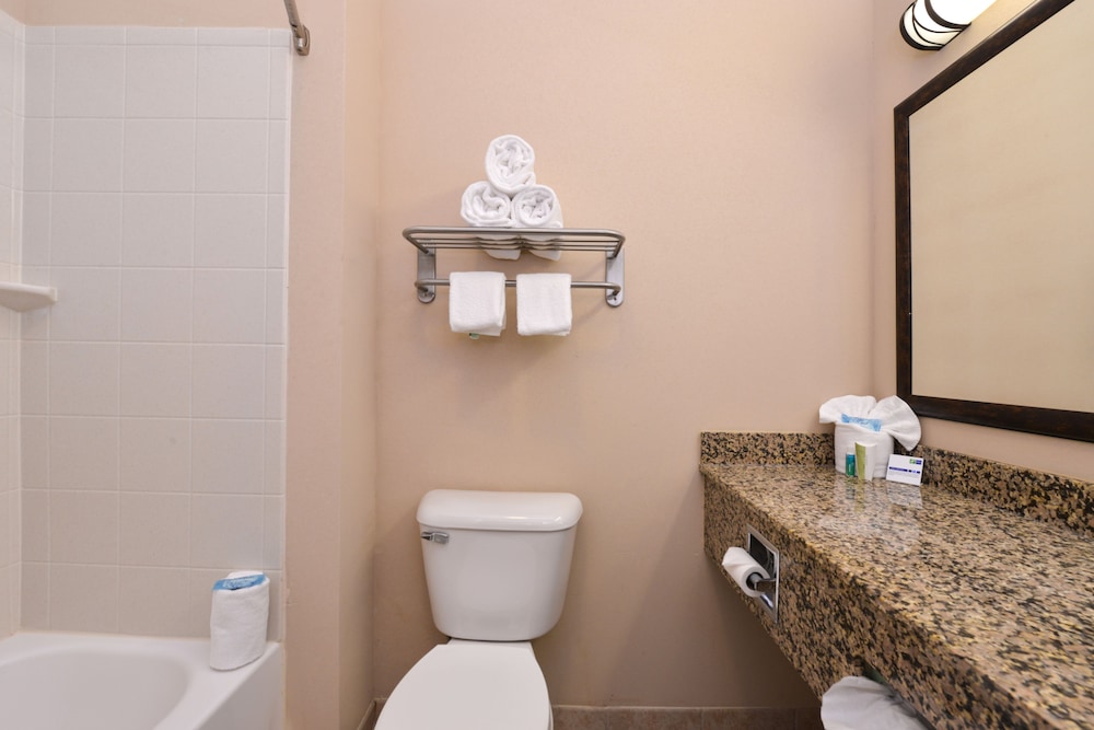 Holiday Inn Express Hotel And Suites Fairmont 23/64