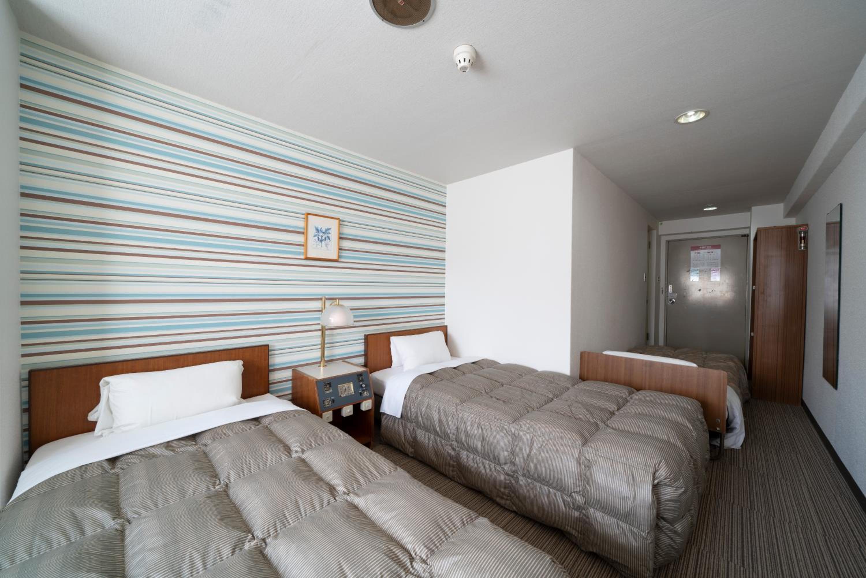 Room, Twin Beds, Bathtub, Smoking