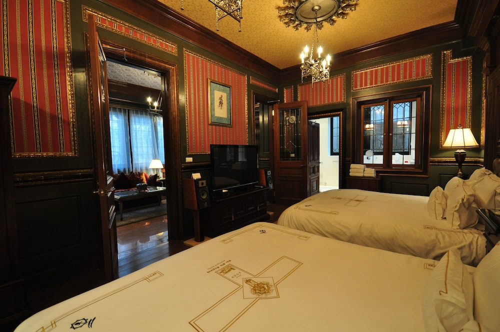 The Old England Manor in REN-AI