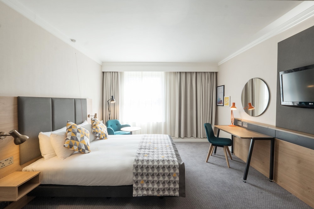 Holiday Inn Farnborough by IHG 30/74