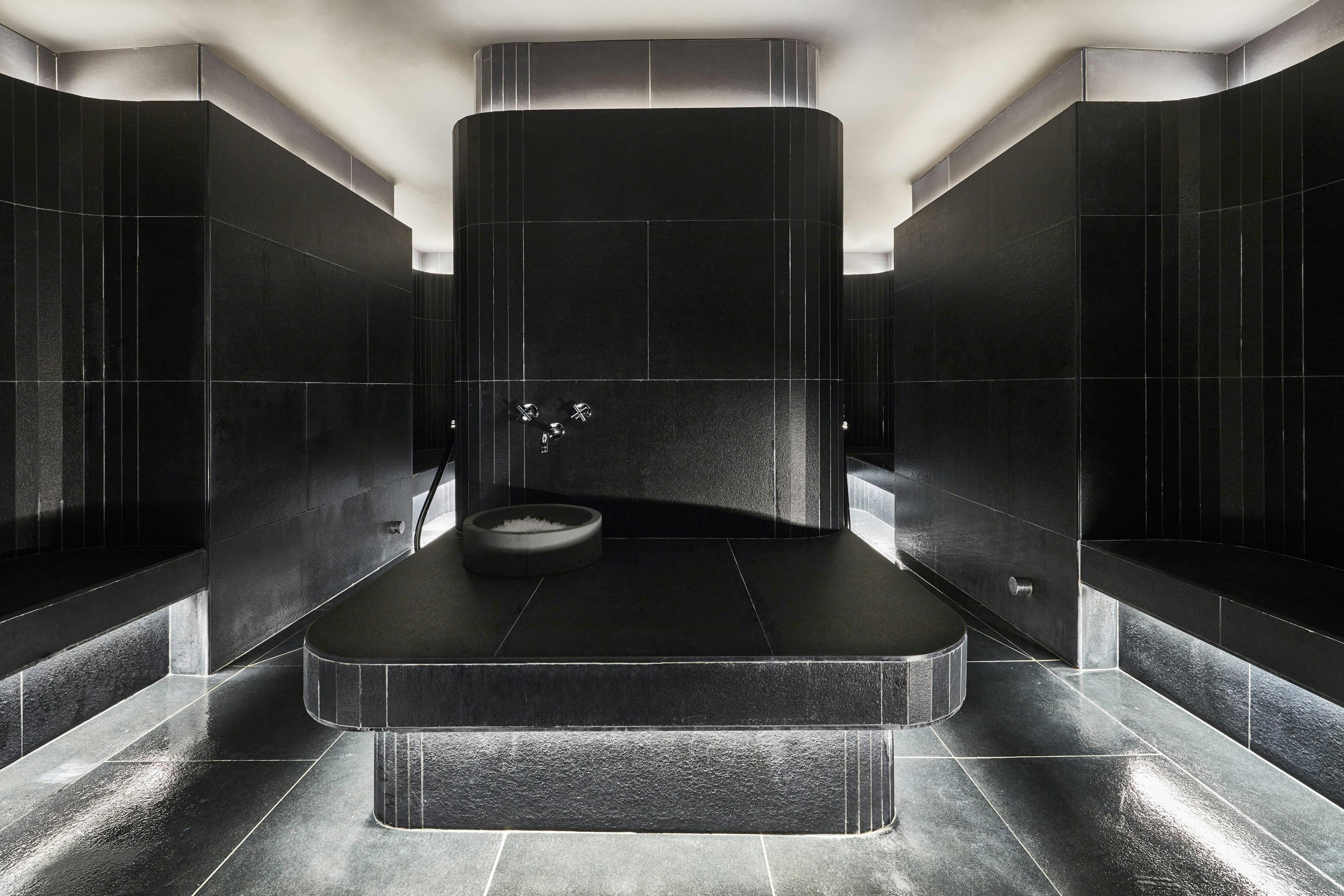Roomers Munich, Autograph Collection 21/56