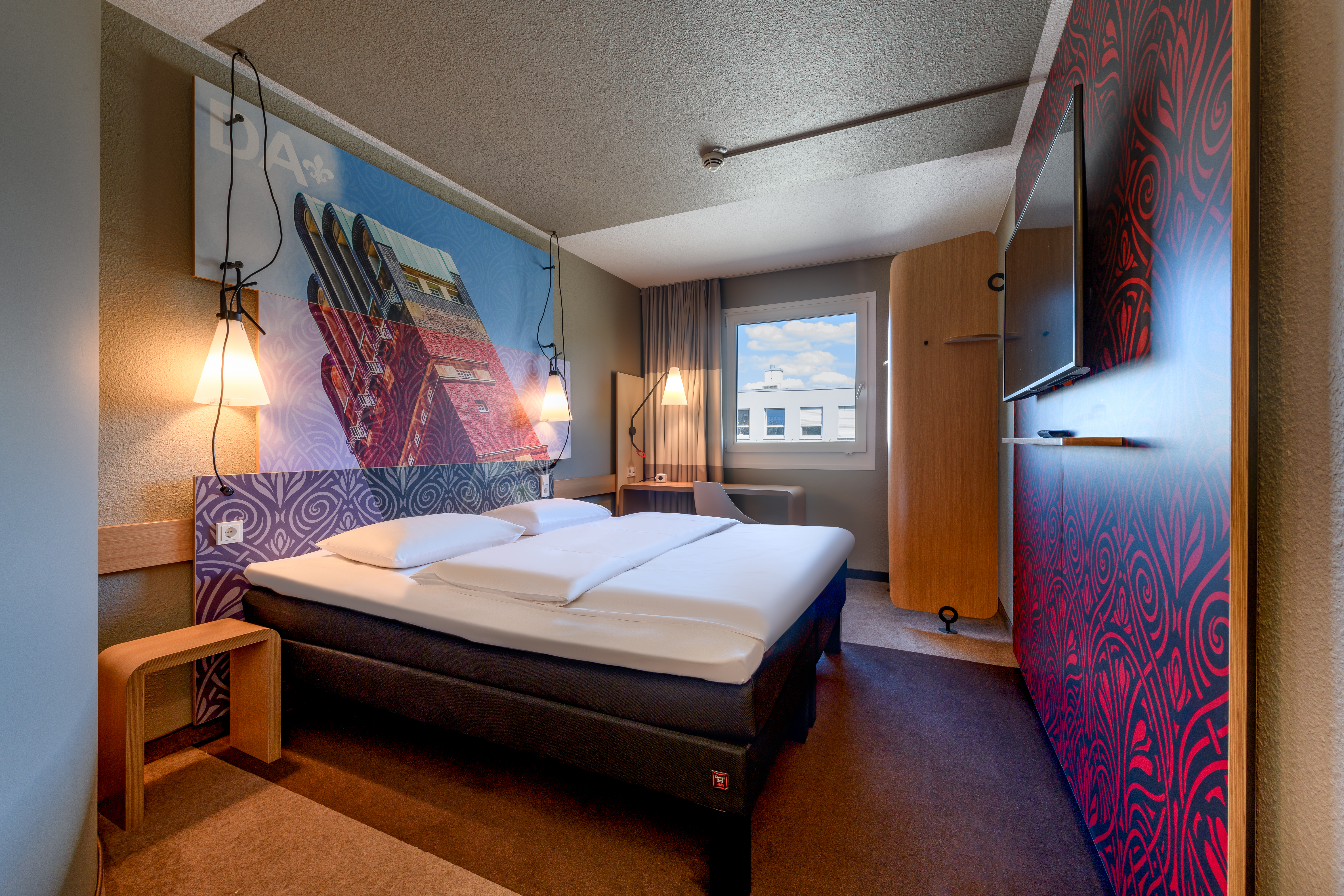 ROOM, DOUBLE BED