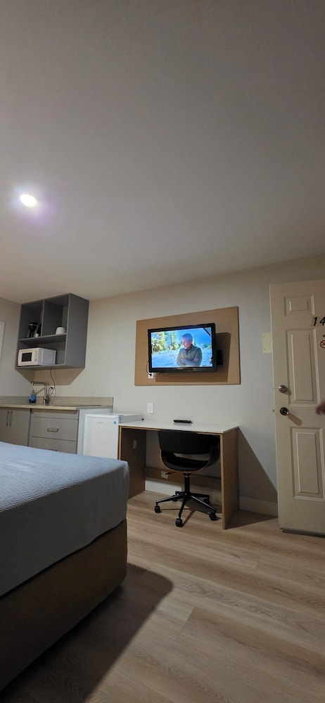Parkway Motel & European Lodges 43/64