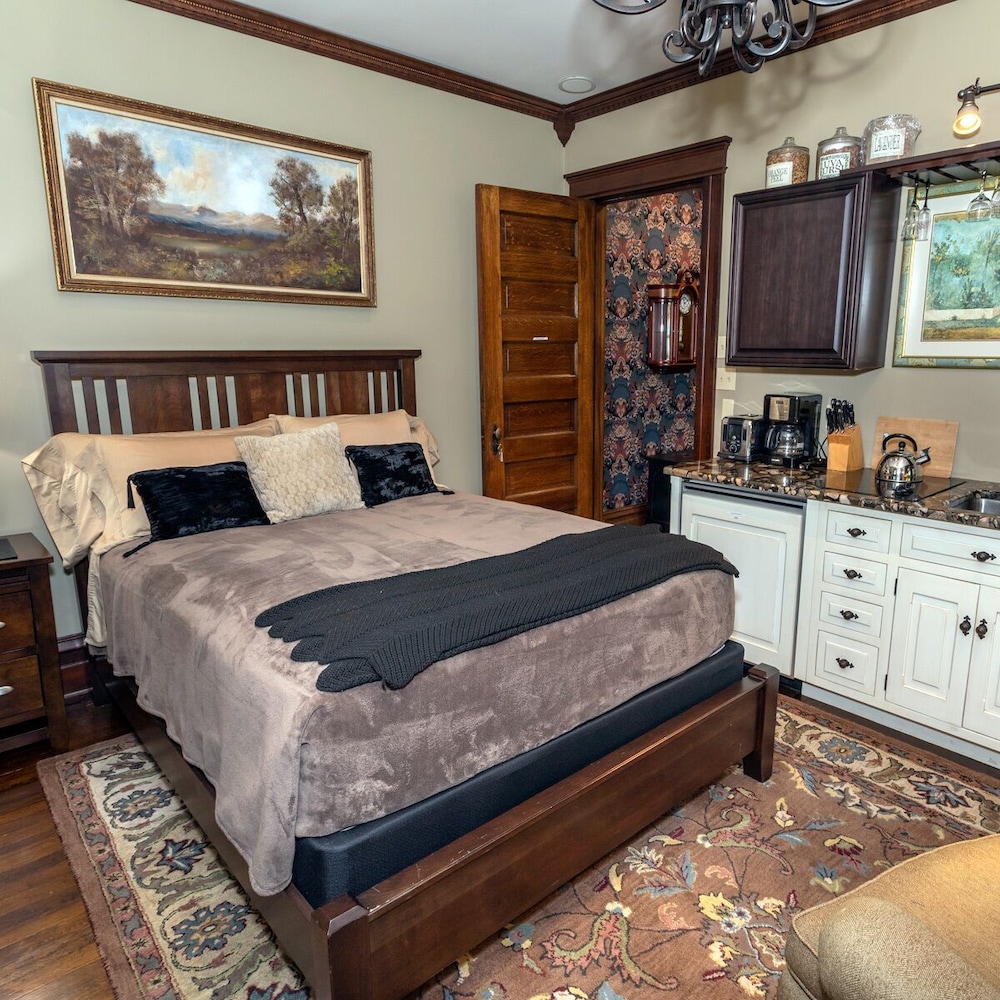 South Broadway Manor Bed and Breakfast 22/72