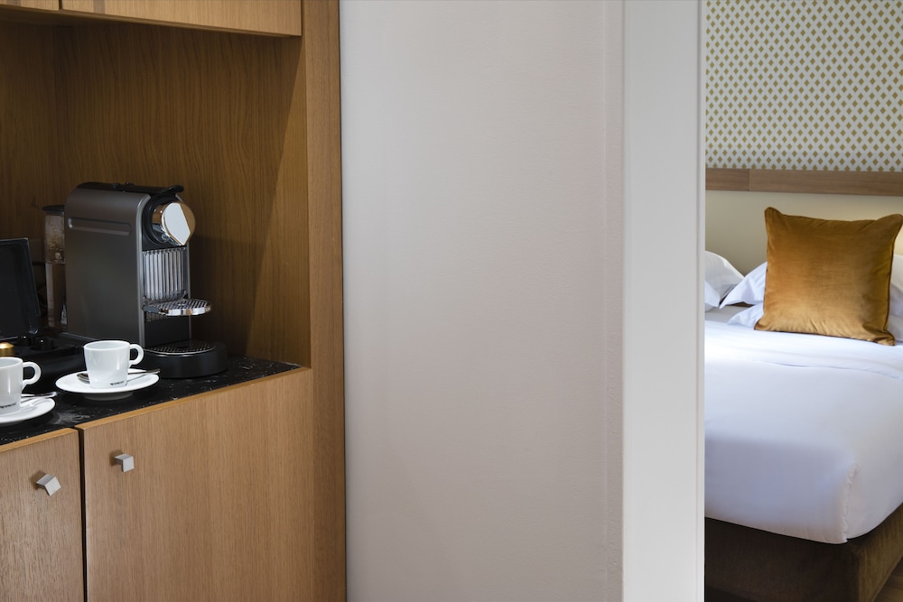 Hotel Le Six 12/63