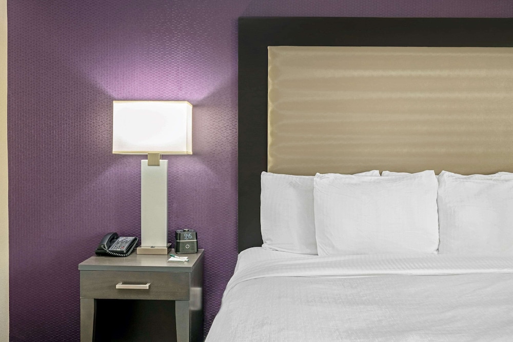La Quinta Inn & Suites by Wyndham College Station South 24/64