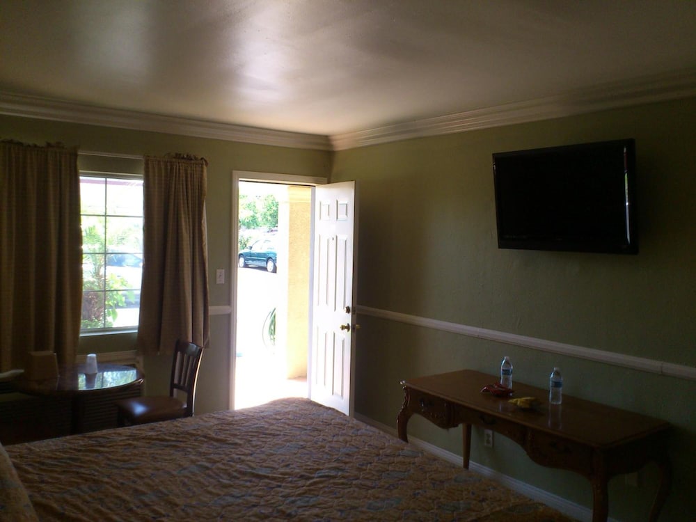Santa Ana Travel Inn 33/40