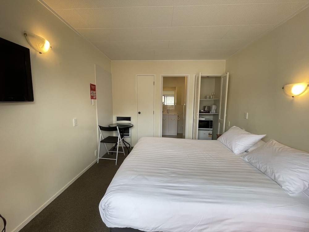 DUKES MIDWAY LODGE 17/43
