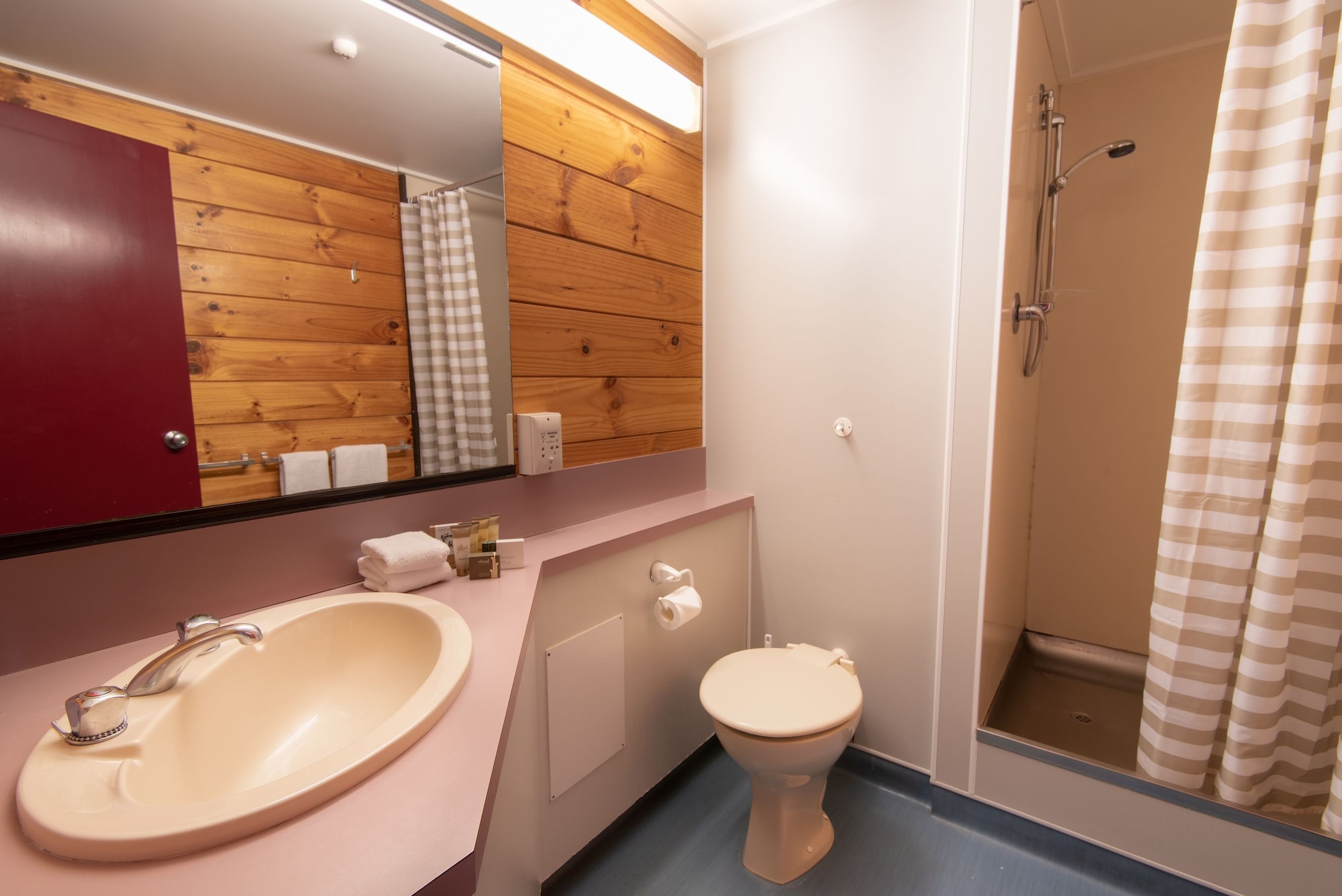 Cabin, 1 Double and 2 Bunk Beds، Skotel Alpine Resort 3/4