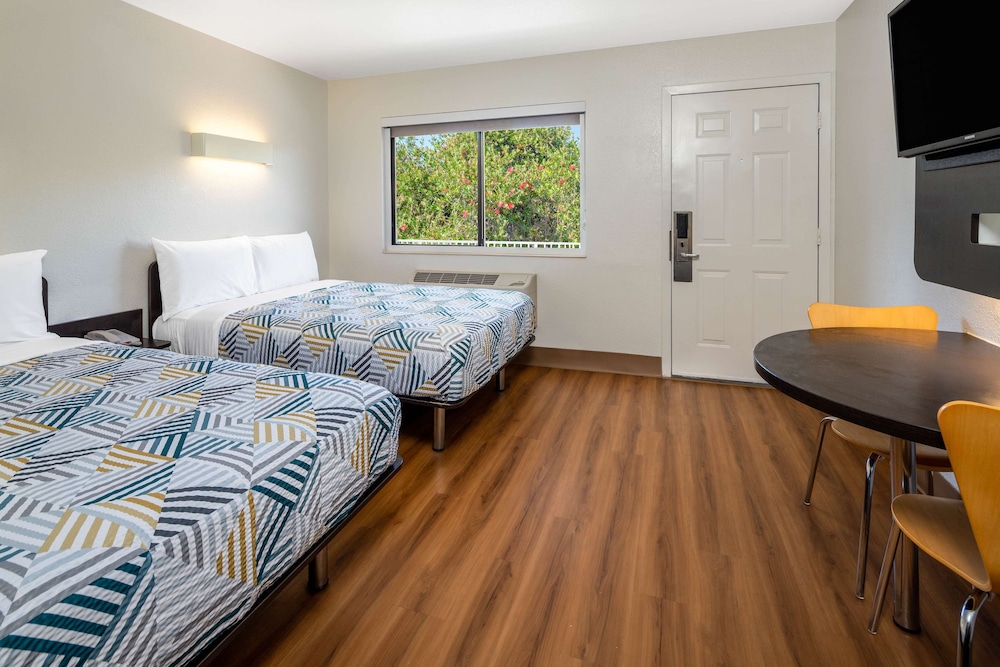 Motel6 Santa Barbara, CA - State Street 32/54