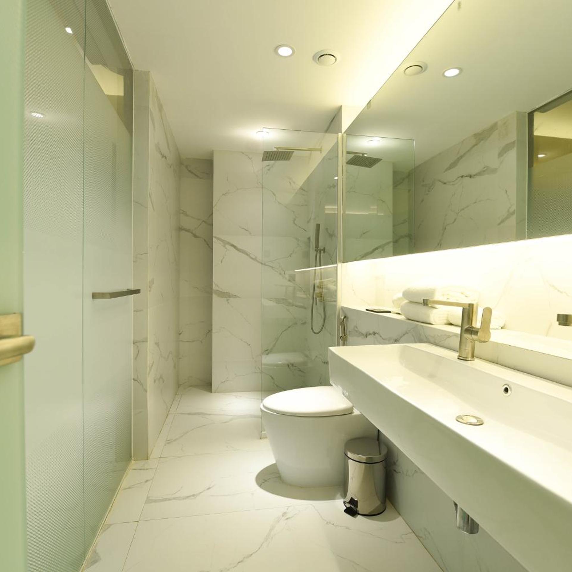 Standard, Single Bed, Queen Bed, No Window، Red Hotel Cubao 7/10