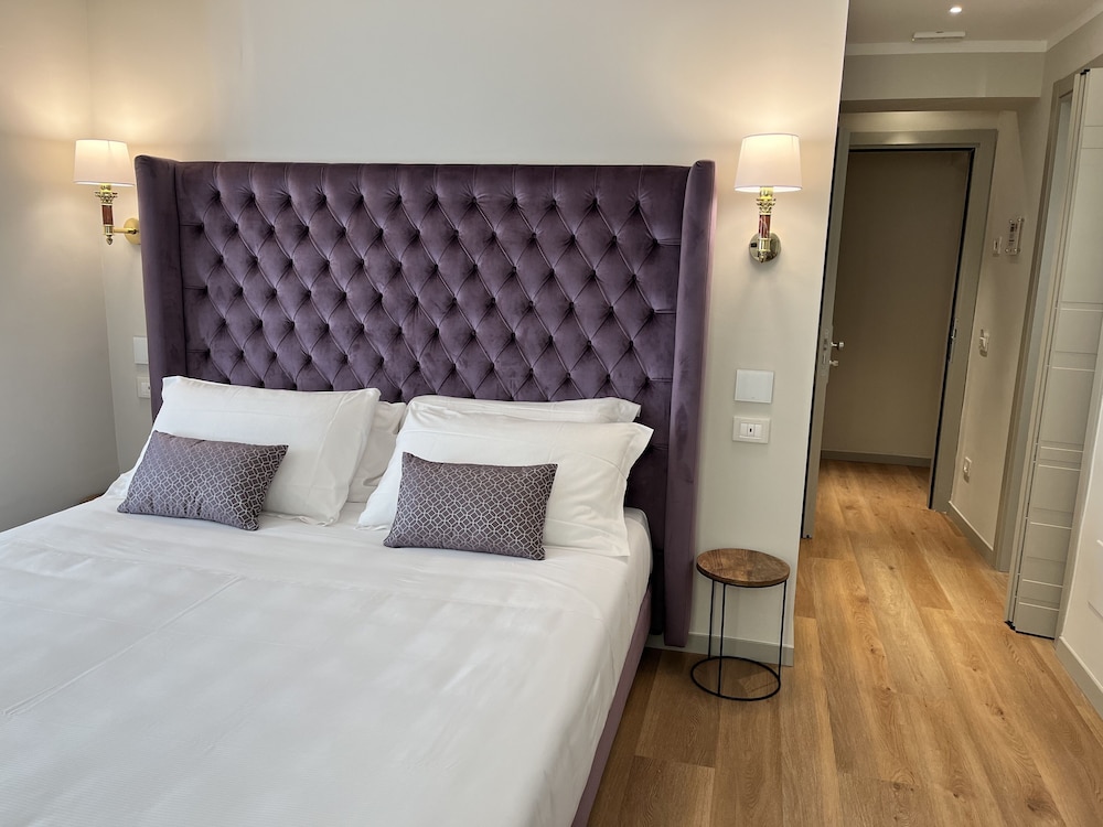 SUPERIOR, DOUBLE OR TWIN BED