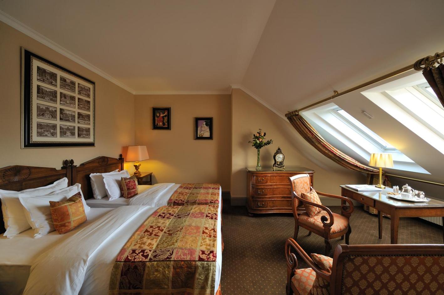 DUPLEX, SUITE, TWIN BEDS
