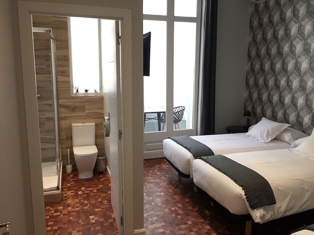 ROOM, TRIPLE