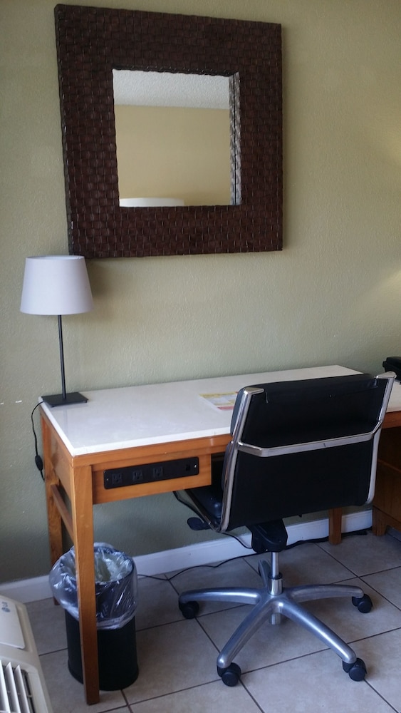 Days Inn By Wyndham Cocoa Cruiseport West At I-95/524 39/42